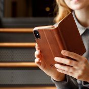 Twelve South Journal iPhone XR:lle - Ylellinen suoja maailman parhaalle puhelimelle - konjakki