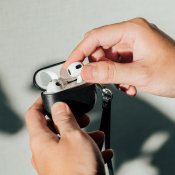 Moshi Pebbo Luxe AirPods 3 -laitteille - Musta