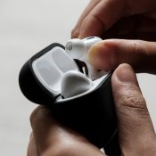 Moshi Pebbo AirPods Pro 2 -laitteille - Musta varjo