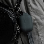 Moshi Pebbo AirPods Pro 2 -laitteille - Musta varjo