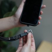 Moshi 2-in-1 ranne/vartalohihna - Keskiyön musta