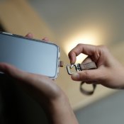 Moshi 2-in-1 ranne/vartalohihna - Woodsmoke ruskea