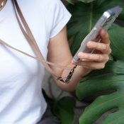 Moshi 2-in-1 ranne/vartalohihna - Woodsmoke ruskea