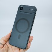 Süti Frosted Clear PhoneBack iPhone 17 Airille - Musta merisuola