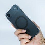 Süti Frosted Clear PhoneBack iPhone 17 Airille - Musta merisuola