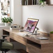 ALOGIC Clarity 32" UHD 6k -monitori, jossa on 95 W teholähetyksen kosketusnäyttö ja taitettava jalusta