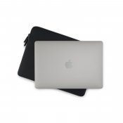 Pipetto Classic Fit-fodral för MacBook Neo - Svart