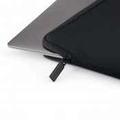 Pipetto Classic Fit-fodral för MacBook Neo - Svart