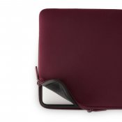 Pipetto Classic Fit-fodral för MacBook Neo - Vinröd