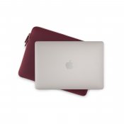 Pipetto Classic Fit-fodral för MacBook Neo - Vinröd
