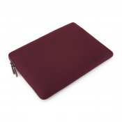 Pipetto Classic Fit-fodral för MacBook Neo - Vinröd
