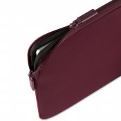 Pipetto Classic Fit-fodral för MacBook Neo - Vinröd