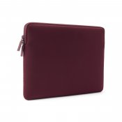 Pipetto Classic Fit-fodral för MacBook Neo - Vinröd