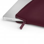 Pipetto Classic Fit-fodral för MacBook Neo - Vinröd