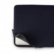 Pipetto Classic Fit-fodral för MacBook Neo - Mörkblå