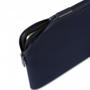 Pipetto Classic Fit-fodral för MacBook Neo - Mörkblå