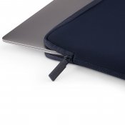 Pipetto Classic Fit-fodral för MacBook Neo - Mörkblå