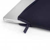 Pipetto Classic Fit-fodral för MacBook Neo - Mörkblå