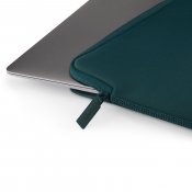Pipetto Classic Fit-fodral för MacBook Neo - Mörk petrol