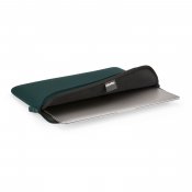 Pipetto Classic Fit-fodral för MacBook Neo - Mörk petrol