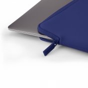 MacBook Neo 13 (A18 Pro) Classic Fit Sleeve - Hehkuva sininen - Hohtava sininen