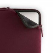 Pipetto Classic Fit-fodral för MacBook Neo - Vinröd