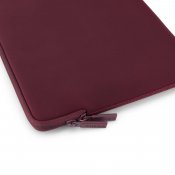 Pipetto Classic Fit-fodral för MacBook Neo - Vinröd