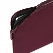 Pipetto Classic Fit-fodral för MacBook Neo - Vinröd