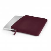 Pipetto Classic Fit-fodral för MacBook Neo - Vinröd