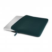 Pipetto Classic Fit-fodral för MacBook Neo - Mörk petrol
