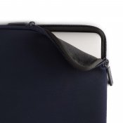Pipetto Classic Fit-fodral för MacBook Neo - Mörkblå