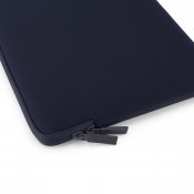 Pipetto Classic Fit-fodral för MacBook Neo - Mörkblå