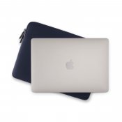 Pipetto Classic Fit-fodral för MacBook Neo - Mörkblå