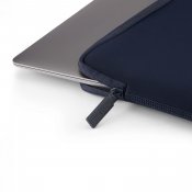 Pipetto Classic Fit-fodral för MacBook Neo - Mörkblå