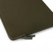 Pipetto Classic Fit -suojatasku MacBook Pro 14:lle / Air 13.6:lle - Tummanvihreä