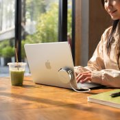 Satechi OntheGo™ 5-i-1-multiportadapter för MacBook Neo - Silver