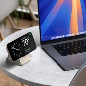 Satechi OntheGo™ Qi2 5K magneettinen virtalähde jalustan kanssa - Hiekka