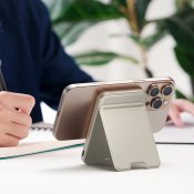 Satechi OntheGo™ Qi2 5K magneettinen virtalähde jalustan kanssa - Hiekka