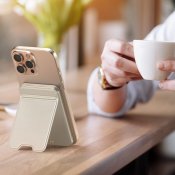 Satechi OntheGo™ Qi2 5K magneettinen virtalähde jalustan kanssa - Hiekka