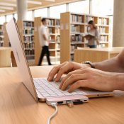 Satechi USB-C Snap Hub för MacBook Neo - Rouge
